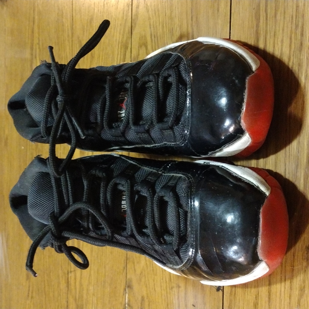 Men's Jordans.